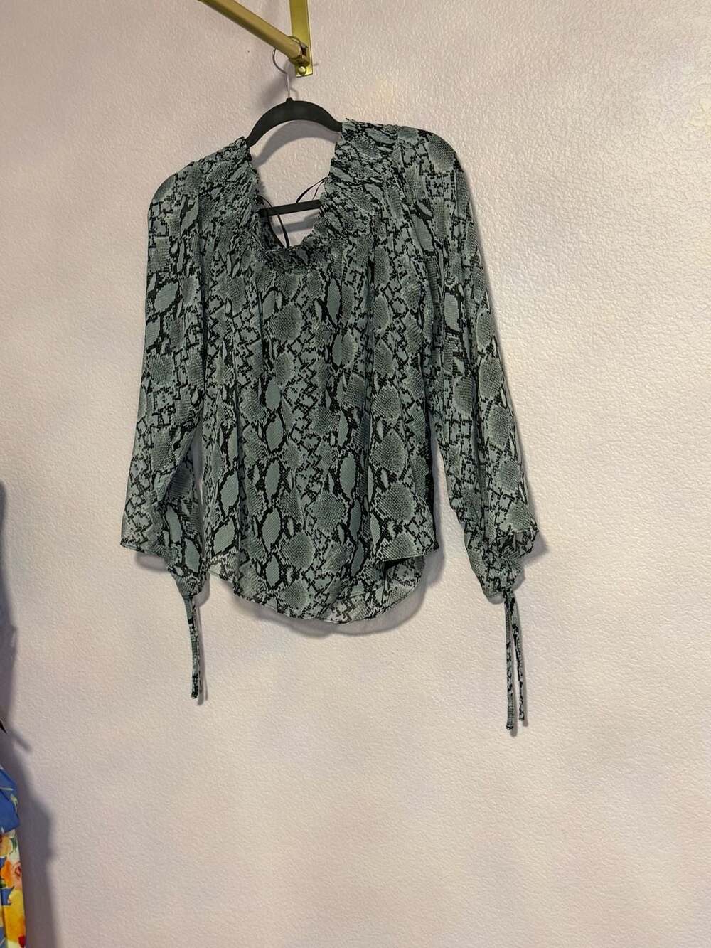 Miss Me Blouse Size XL Snakeskin Print Off Shoulder - Picture 2 of 2